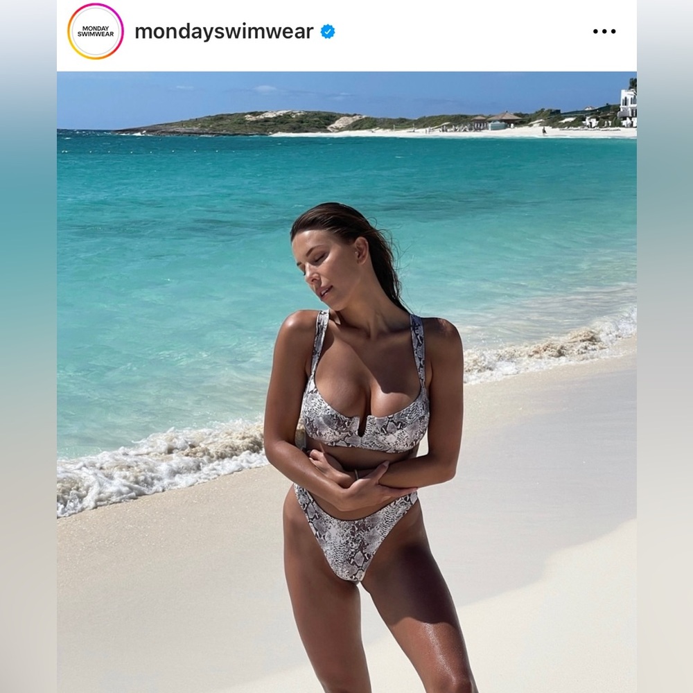 NWT Monday Swimwear - Clovelly Top - Sz VV (XL)